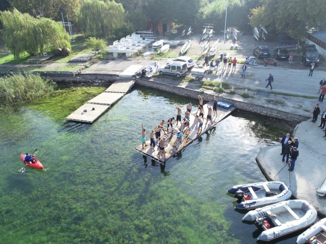 Başkan Dişli ve SA&Uuml; BESYO hocaları Sapanca G&ouml;l&uuml;&rsquo;n&uuml; y&uuml;zerek karşıya ge&ccedil;ti