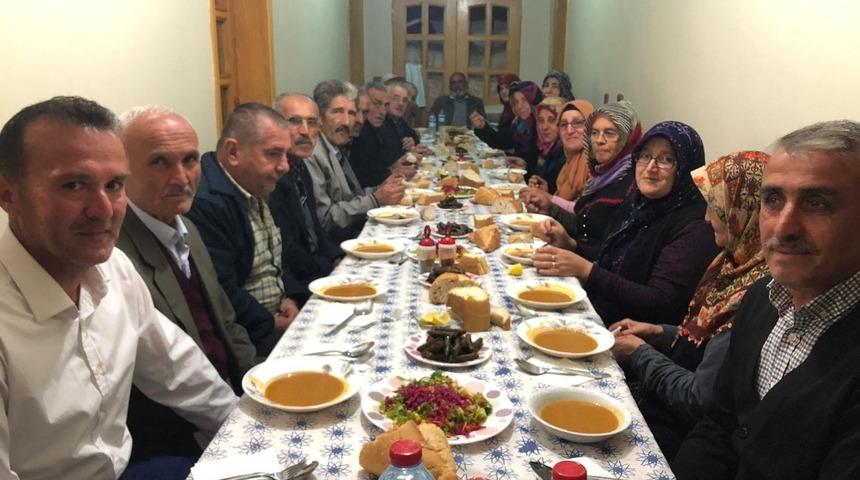 Yıllar sonra evlenen 8 &ccedil;ift manevi babaları muhtarı evini ziyaret etti