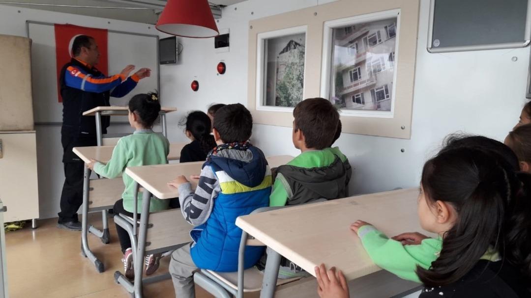 Afad Deprem Sim&uuml;lasyon Tırı Kars&rsquo;ta