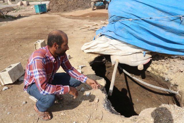 Şanlıurfa'da evin önünde obruk oluştu