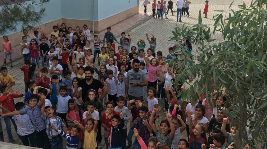 Ağa&ccedil;ta mahsur kalan kedi yavrusu itfaiye kurtardı