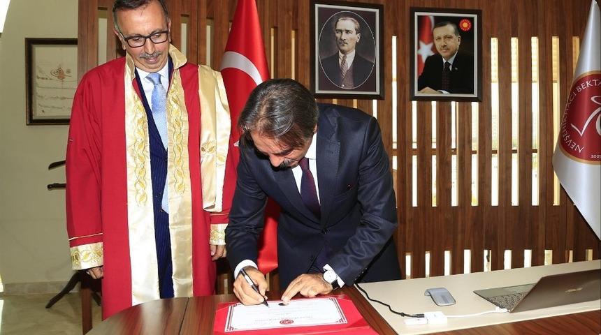 Rekt&ouml;r Bağlı, Başkan Se&ccedil;en&rsquo;e y&uuml;ksek lisans diplomasını verdi