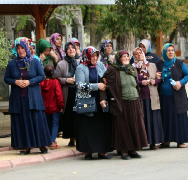Arı sokması sonucu &ouml;len kadın toprağa verildi 1