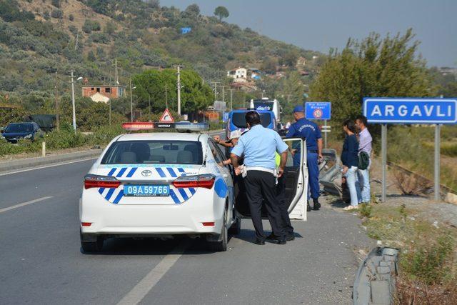 Söke’de Karşı Şeride Geçen Otomobil Otobüse Çarptı: 2 Yaralı