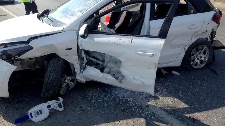 S&ouml;ke&rsquo;de Karşı Şeride Ge&ccedil;en Otomobil Otob&uuml;se &Ccedil;arptı: 2 Yaralı