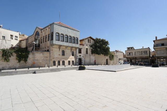 Gazianep’e tarihi dokuya uyumlu meydan ve otopark