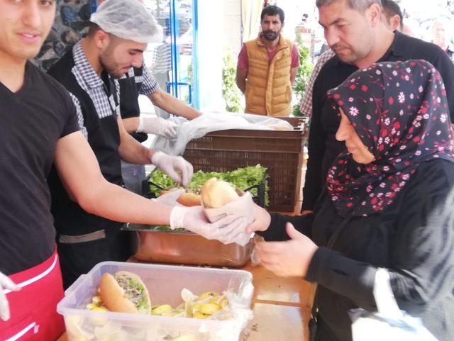 Fırsatçıları protesto için 200 kilo ekmek arası hamsi dağıttı