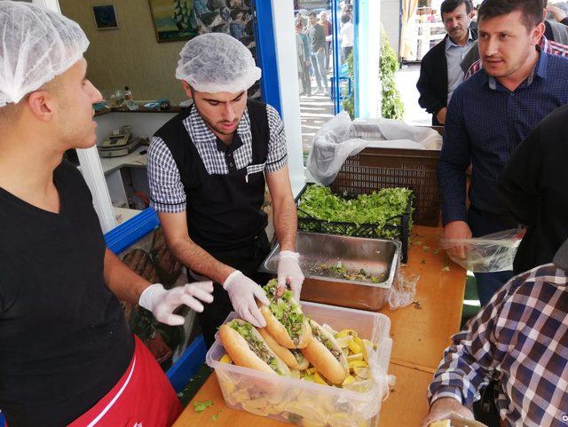 Fırsatçıları protesto için 200 kilo ekmek arası hamsi dağıttı