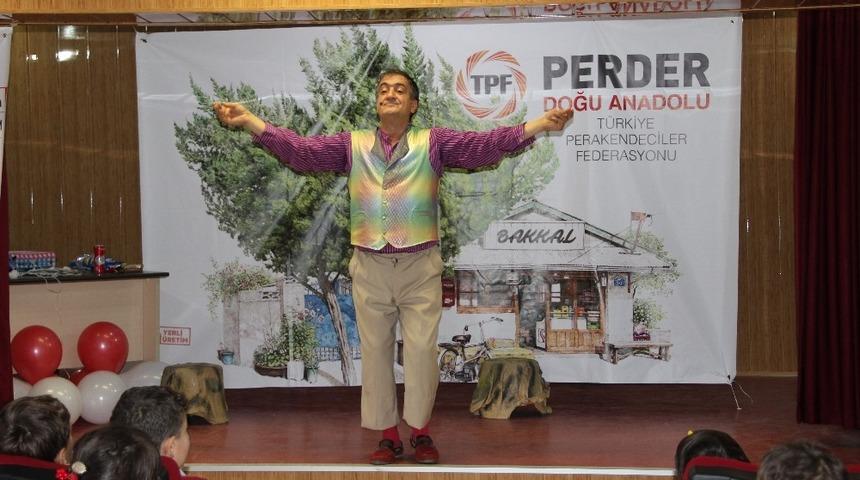 Yerli etiket tiyatro oyunuyla tanıtıldı