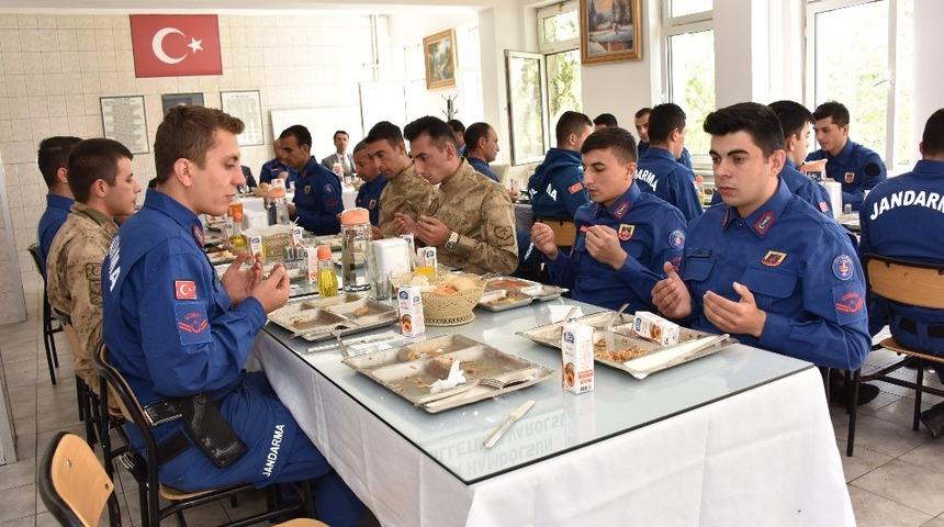 Başkan Bakıcı asker karavanasından yemek yedi