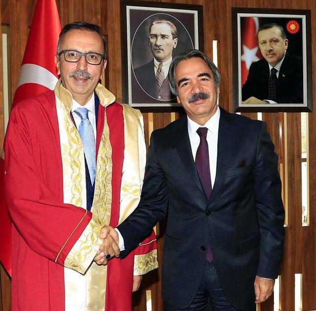 Başkan Seçen, cübbe giyip, diplomasını aldı