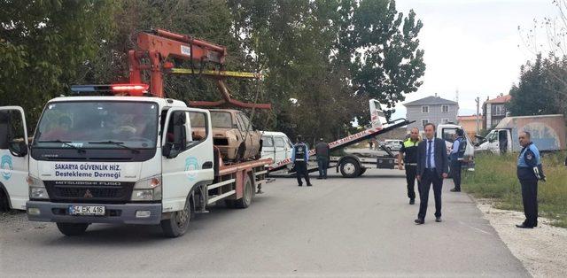 Erenlerde hurda araçlar zabıta ekiplerince kaldırılıyor