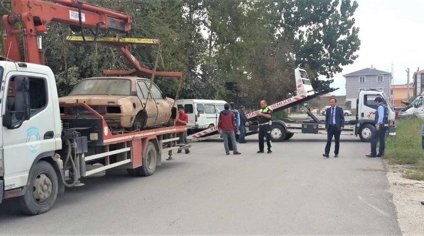 Erenlerde hurda ara&ccedil;lar zabıta ekiplerince kaldırılıyor