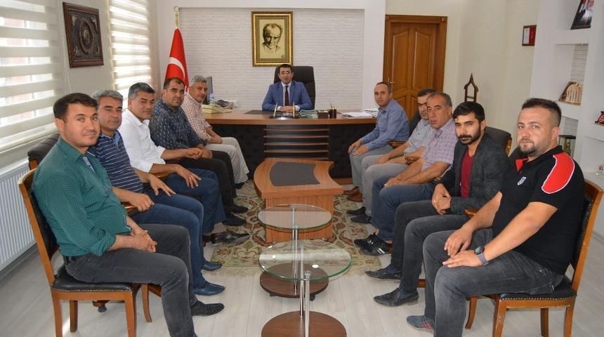 Besni esnaf odasından Kaymakam Gencer’e plaket