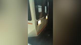 Metroya otostop çeken gençlerin ilginç anları