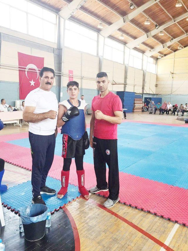 Uşak’ı Muay Thai Ege Bölge Yarışmasında temsil eden 16 sporcunun hepsi madalya kazandı