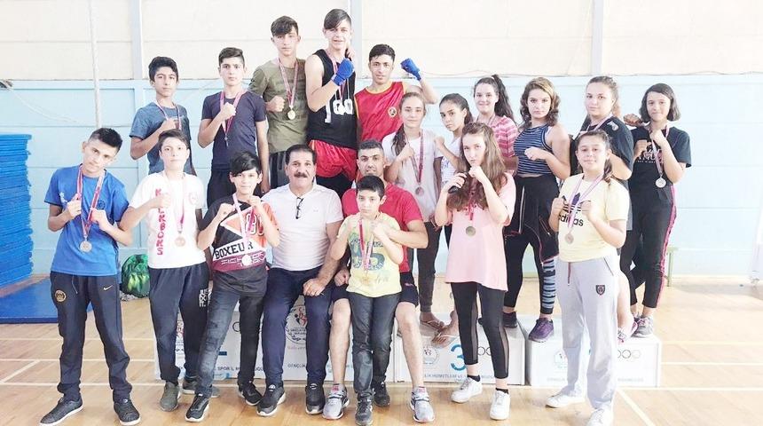 Uşak&rsquo;ı Muay Thai Ege B&ouml;lge Yarışmasında temsil eden 16 sporcunun hepsi madalya kazandı