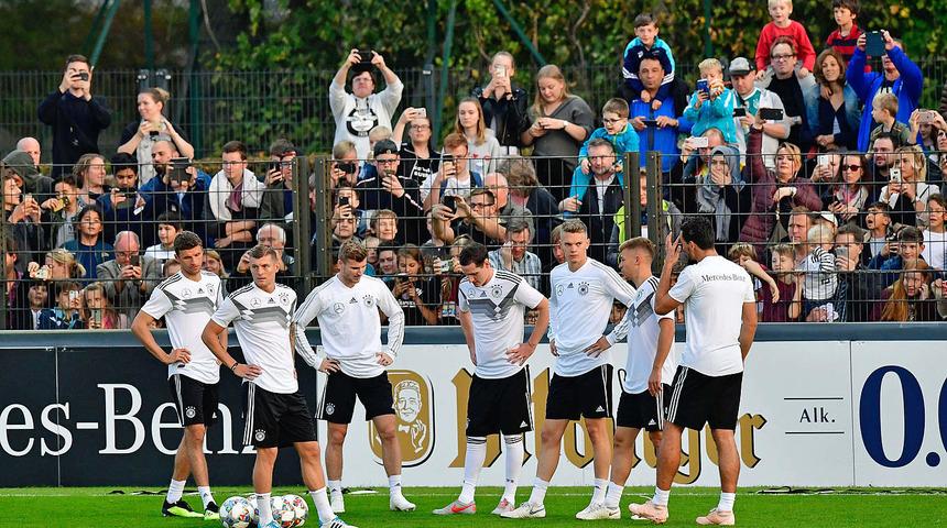 Almanya Milli Takımı'nın antrenmanını 5 bin kişi izledi