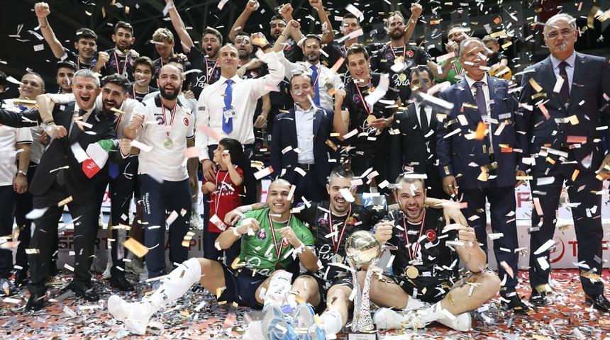 Halkbank, Maliye Piyango'yu 3-2 yenerek Şampiyonlar Kupası'nın sahibi oldu