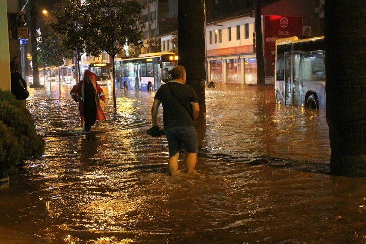 Denizli'yi sağanak vurdu! Yollar yarım saatte göle döndü! G1