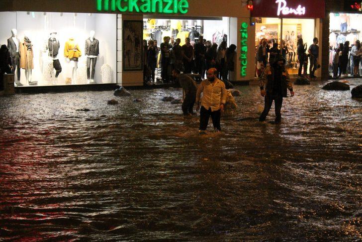 Denizli'yi sağanak vurdu! Yollar yarım saatte göle döndü! G2