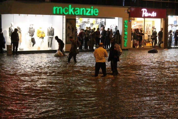 Denizli'yi sağanak vurdu! Yollar yarım saatte göle döndü! G3