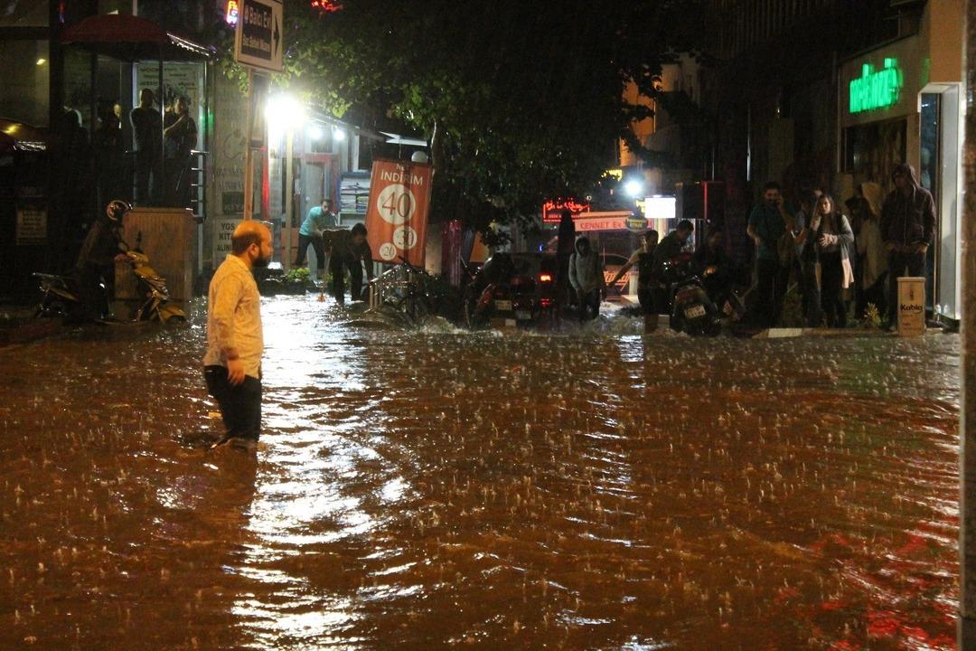 Denizli'yi sağanak vurdu! Yollar yarım saatte g&ouml;le d&ouml;nd&uuml;!