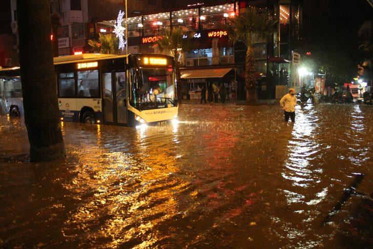 Denizli'yi sağanak vurdu! Yollar yarım saatte göle döndü! G5