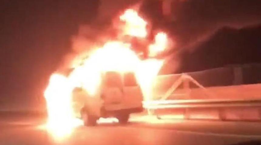 İçinde 40 kişi vardı! Alev topuna döndü