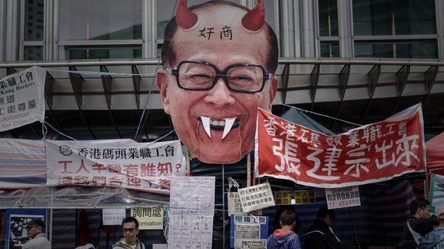 Hong Kong'da ulaşımdan finansal hizmetler ve enerjiye birçok sektörü elinin altında bulunduran milyarder Li Ka-Shing'in yüzü, sık sık eşitsizlik karşıtı protestolarda yer alıyor.