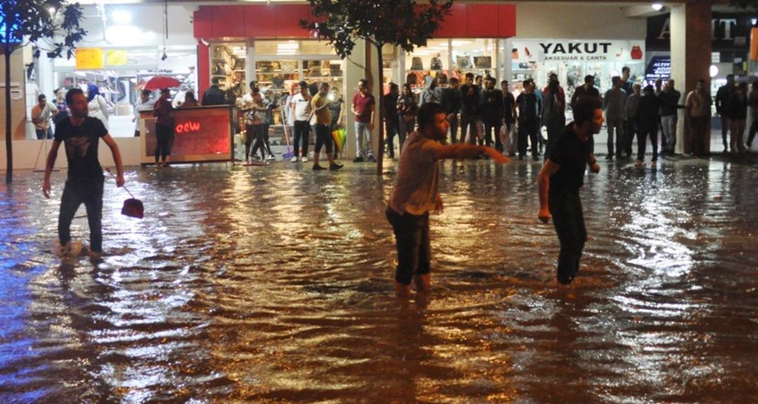 Denizli'de yağış hayatı olumsuz etkiledi 