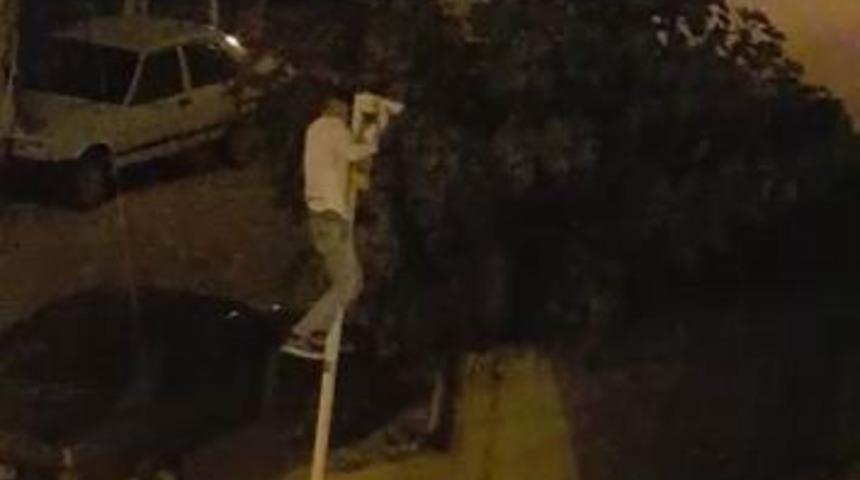 Direğe tırmanıp g&uuml;venlik kamerasını &ccedil;aldı