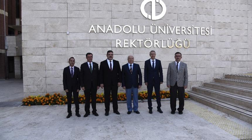 Rekt&ouml;r &Ccedil;omaklı&rsquo;ya ziyaretler s&uuml;r&uuml;yor