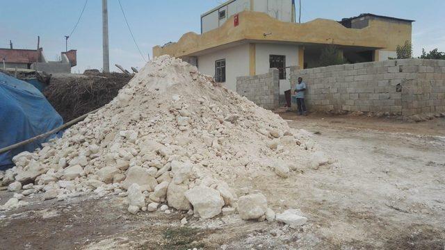 Şanlıurfa'da evin önünde oluşan obruk kapatıldı