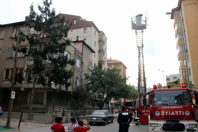 Çatı yangını itfaiye tarafından söndürüldü