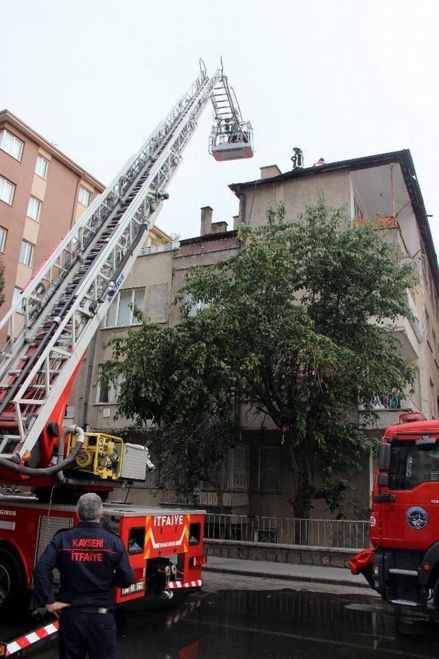 Çatı yangını itfaiye tarafından söndürüldü