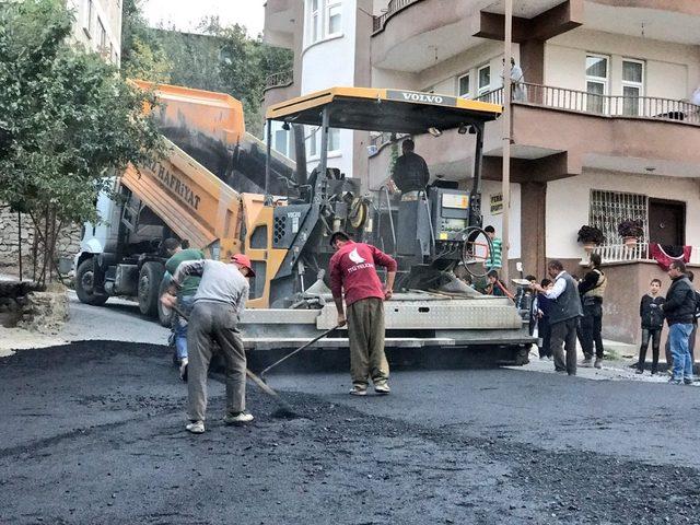 Hakkari Belediyesinden yol asfaltlama çalışması