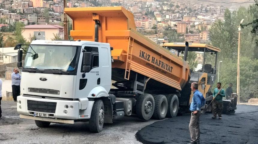 Hakkari Belediyesinden yol asfaltlama &ccedil;alışması