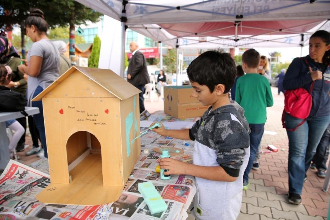 K&uuml;&ccedil;&uuml;k&ccedil;ekmeceli miniklerden kedi evi