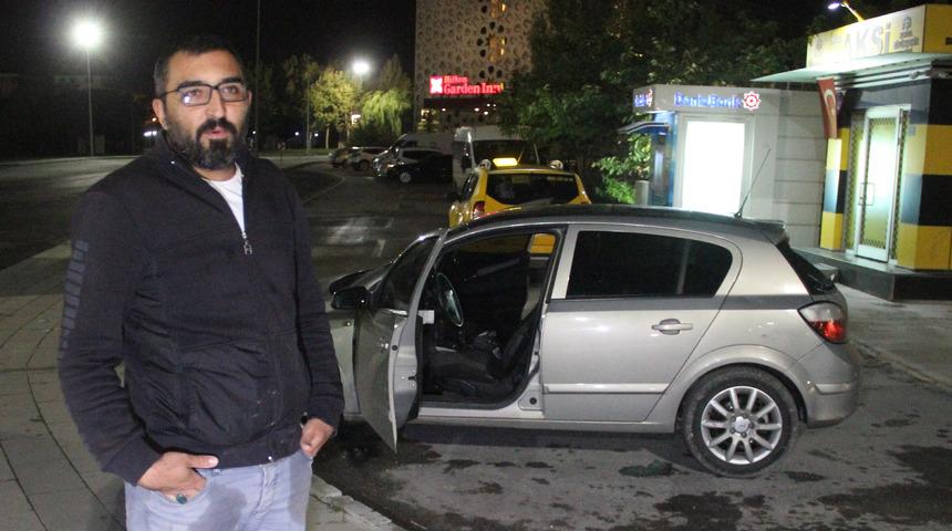 Ressam &ccedil;alınan otomobilini bulup, hırsızı yakalattı