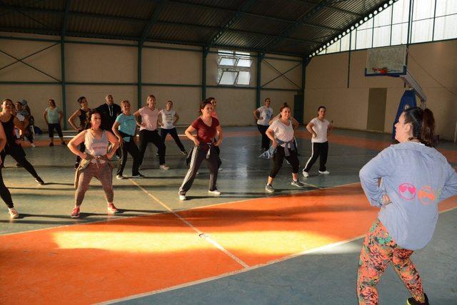 Torbalılı kadınlar zumba ile coştu