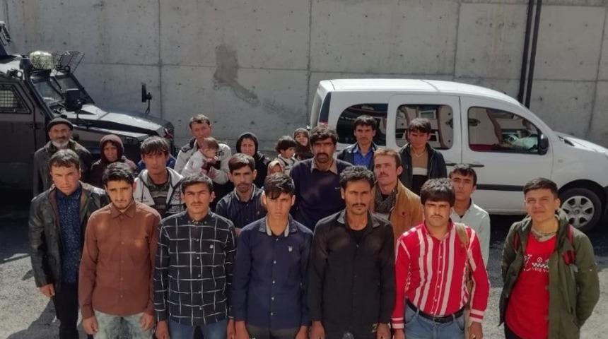 Gevaş&rsquo;ta 24 Afganistanlı ka&ccedil;ak şahıs yakalandı