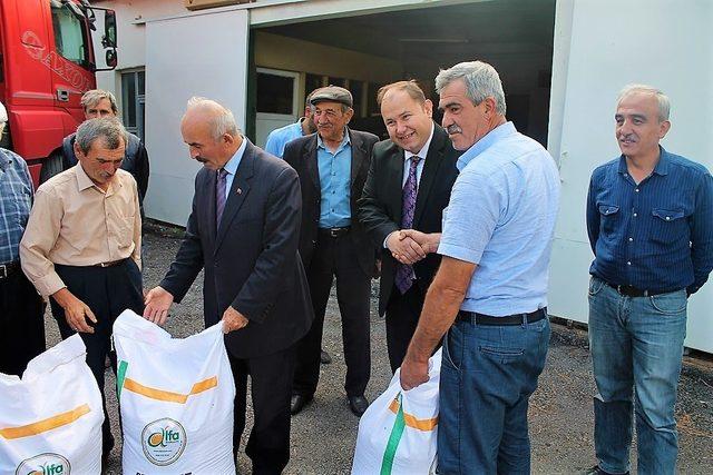 Çiftçilere hibe destekli yem bitkisi tohumu dağıtıldı