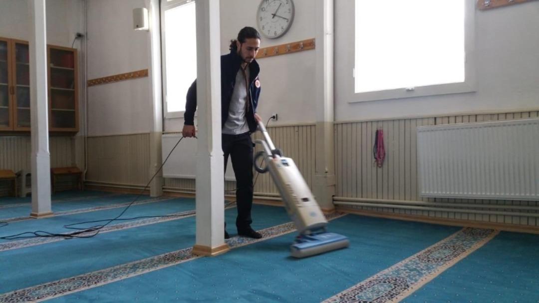 Nenehatun ve Ejder spor kul&uuml;b&uuml; izci ve liderleri, K&ouml;şk Camiinin temizliği yaptı