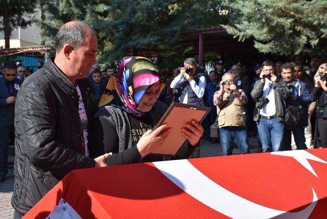 Görev başında kalp krizi geçirip ölen polis, toprağa verildi