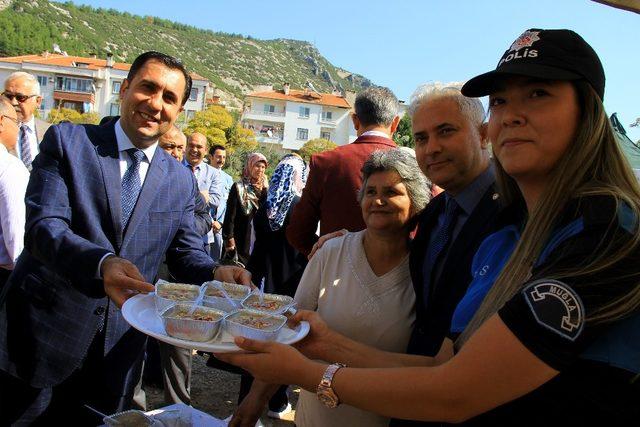 Zihinsel Engelliler Derneğinden aşure etkinliği