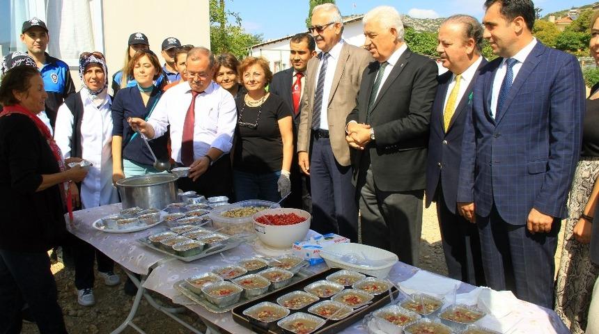 Zihinsel Engelliler Derneğinden aşure etkinliği