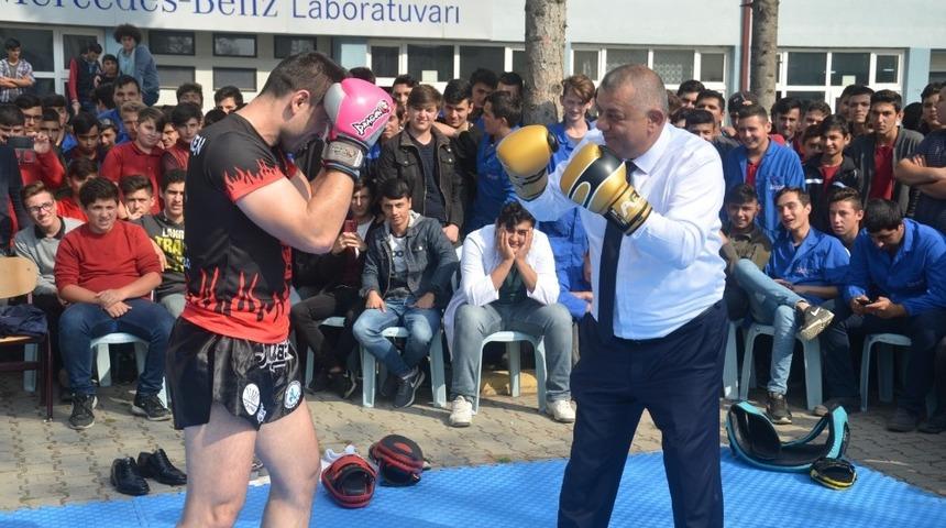 Yüzlerce öğrenciye gösteri yapıldı