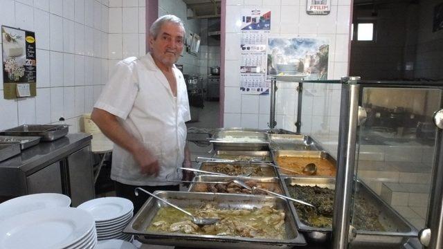 Bu ilçedeki lokantalarda bütün yemekler zeytinyağı ile hazırlanıyor