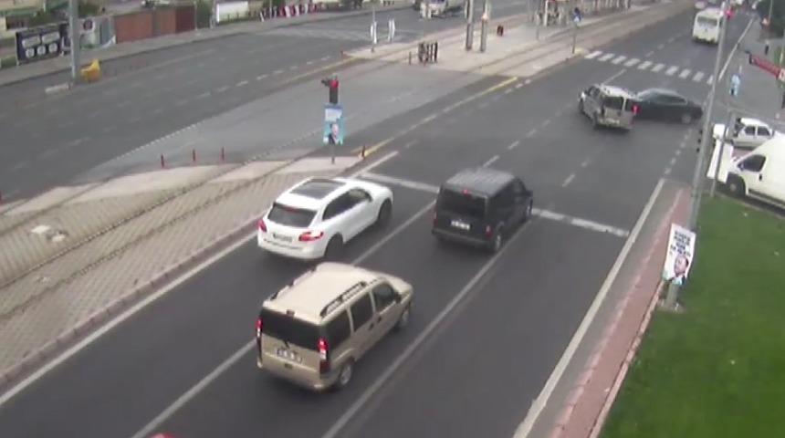 Kırmızı ışıkta ge&ccedil;en ara&ccedil; kazaya neden oldu
